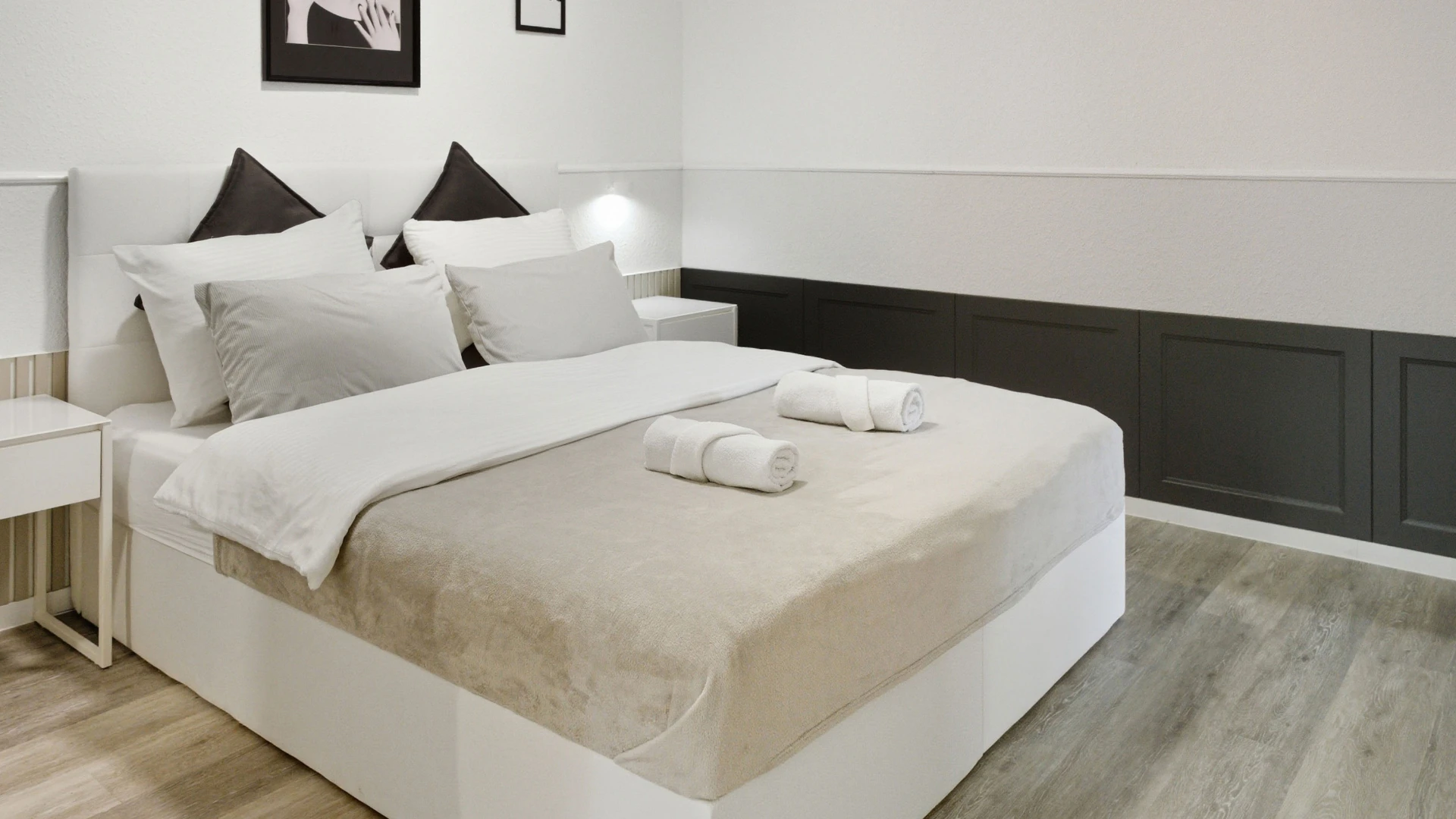 Südstadt'taki Cozy Cologne Rentals dairesinde çift kişilik yatak, aydınlık mobilyalar ve sessiz bir atmosfere sahip modern yatak odası.