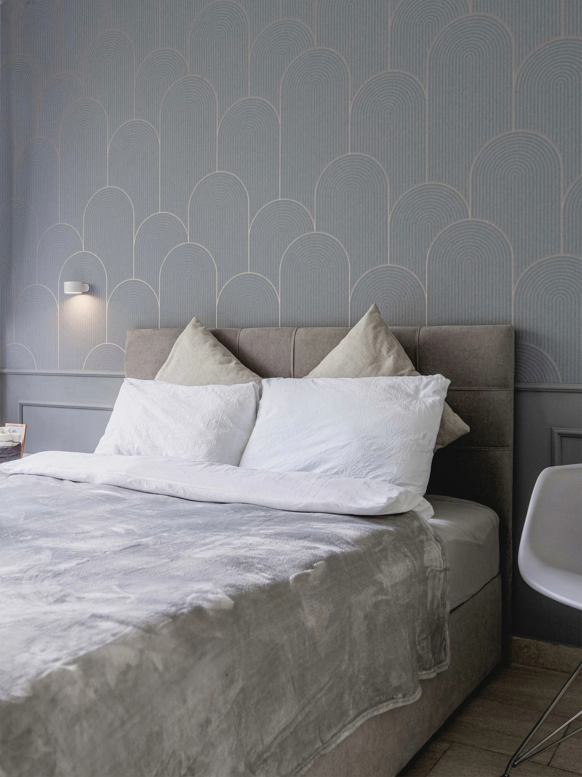 Stilvoll eingerichtetes Schlafzimmer als Teil des Über-uns-Bereichs von Cozy Cologne Rentals