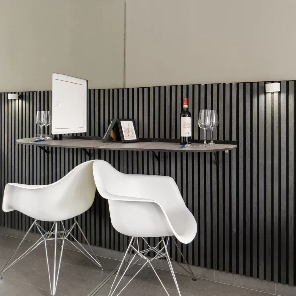 Moderner Ess- und Arbeitsbereich mit Bar, Designstühlen und Ablage im Cozy Cologne Rentals Apartment am Neumarkt in Köln.