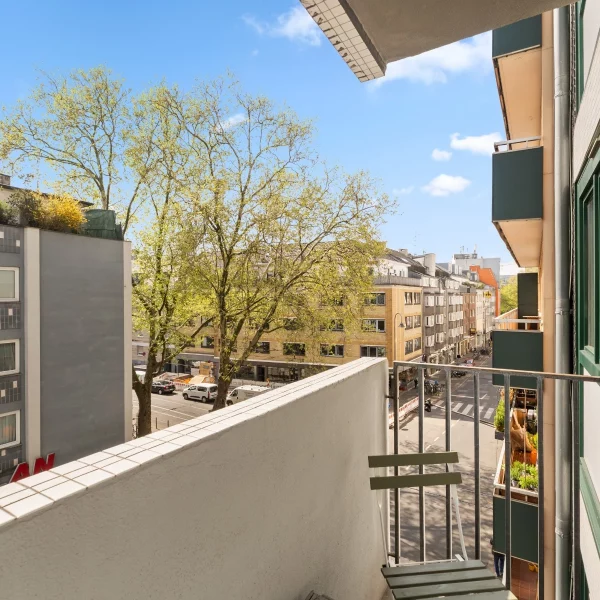 Balkon mit Blick auf die Straße und Nachbarhäuser beim Cozy Cologne Rentals Apartment am Neumarkt in Köln.