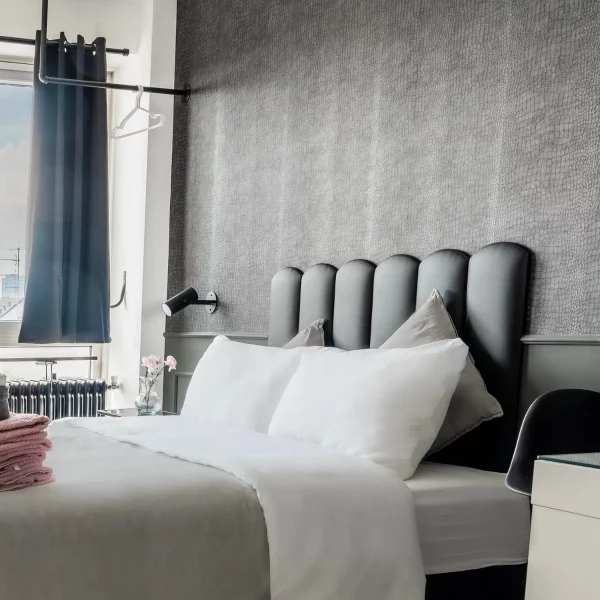 Modernes Schlafzimmer in einem Cozy Cologne Rentals Apartment im Zentrum mit Doppelbett, hochwertiger Bettwäsche und ruhiger Atmosphäre.