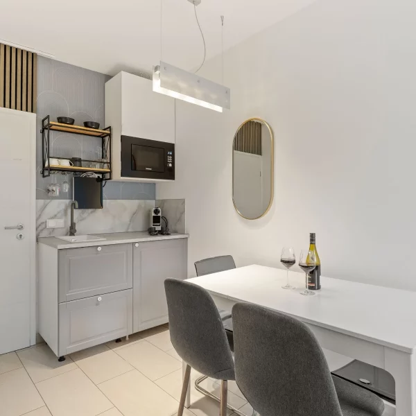 Kompakte Küche mit Essbereich in einem Cozy Cologne Rentals Apartment im Zentrum von Köln.