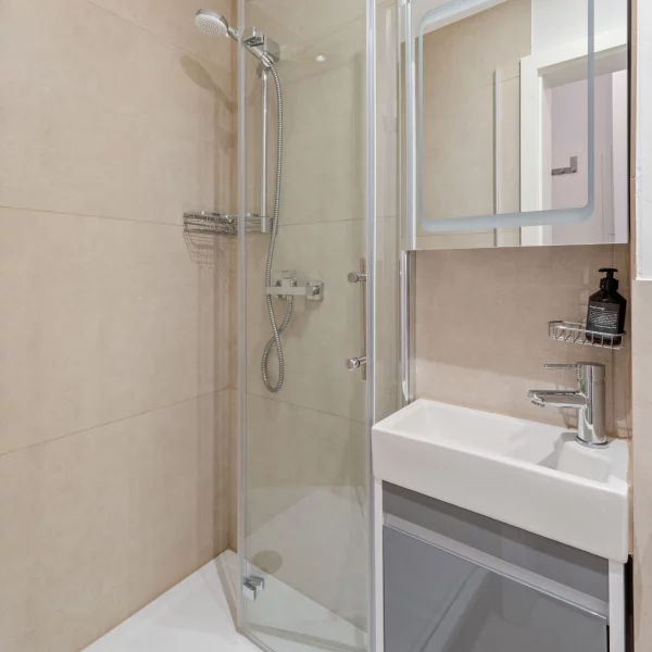 Modernes Badezimmer mit bodengleicher Dusche in einem Cozy Cologne Rentals Apartment im Zentrum von Köln.