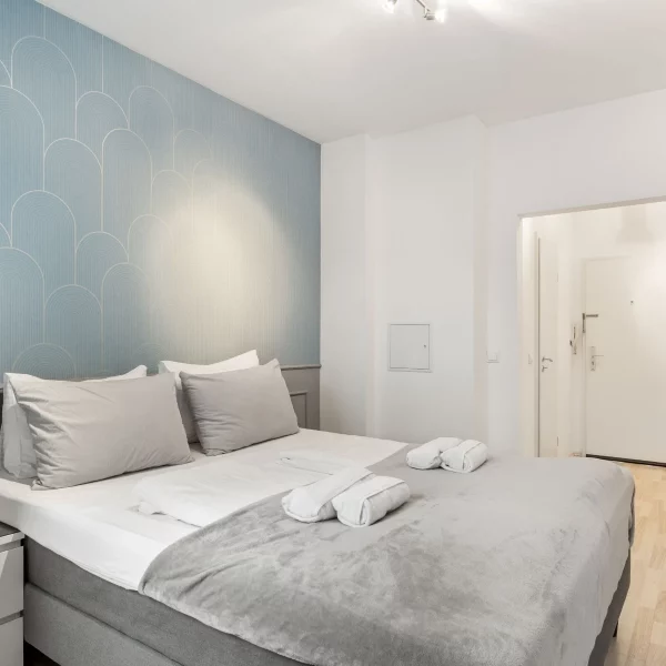 Modernes Schlafzimmer mit Doppelbett in einem Cozy Cologne Rentals Apartment im Zentrum von Köln.
